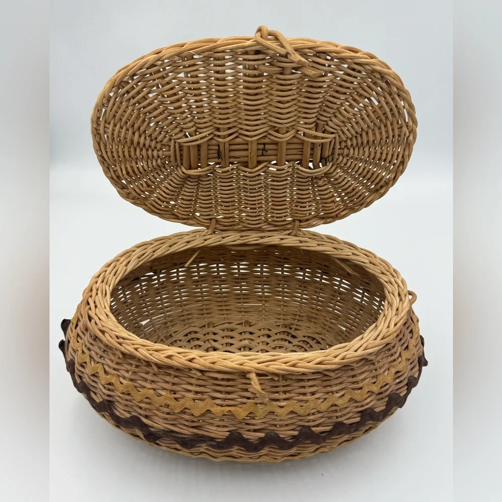 Vintage Wicker Lidded Basket Floral Top Cottagecore Storage‎ Sewing Box